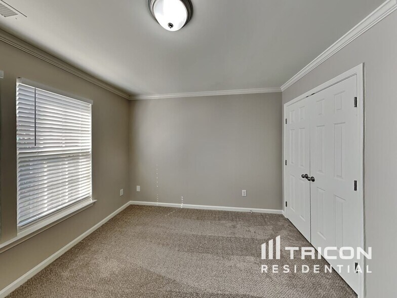 Building Photo - 15510 Robsart Ct