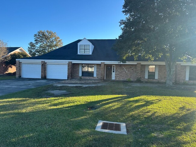 Building Photo - Gorgeous, well maintained home