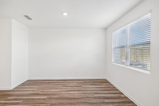 Building Photo - Fantastic 3bd/2ba home! Let yourself in!