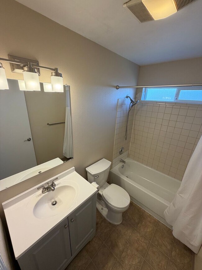 Building Photo - 370 11th St