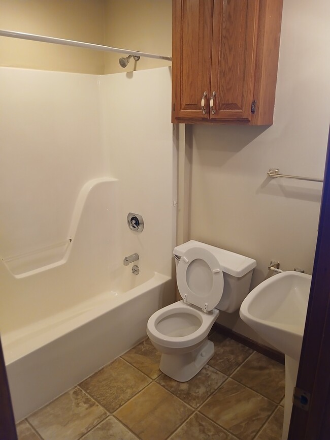 Building Photo - MOVE IN READY!!! 3 Bedroom, 2 Bath, 2 car Garage House For Rent