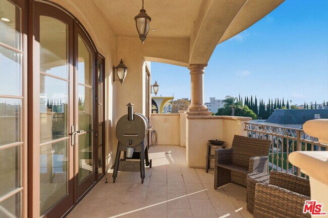 Building Photo - 462 S Maple Dr