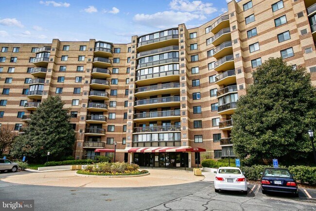 Building Photo - 8370 Greensboro Dr