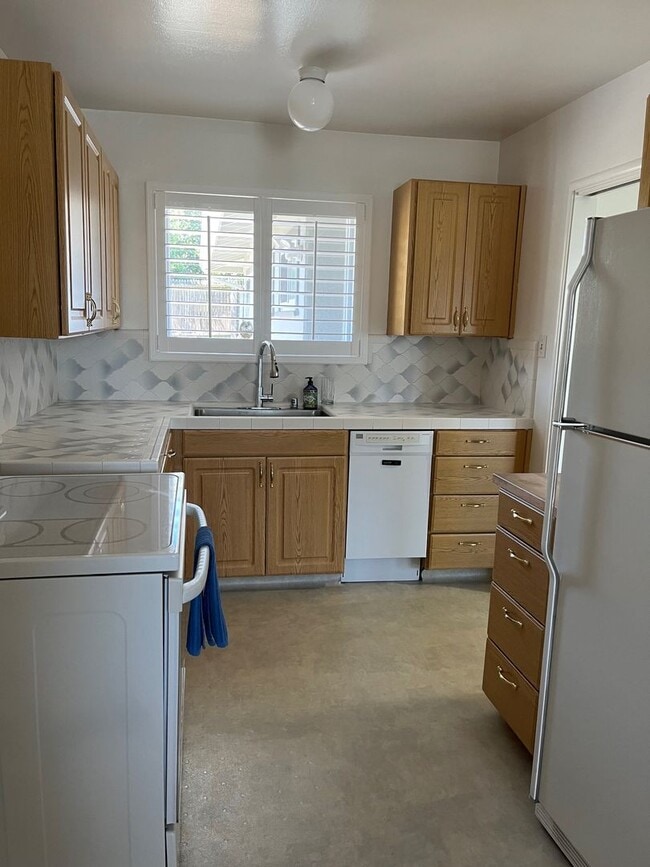 Building Photo - Great Four Bedroom, Three Bathroom House in Monterey