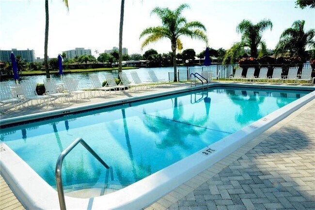 Building Photo - 6499 Bay Club Dr