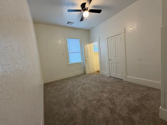 Building Photo - 715 Asp Ave