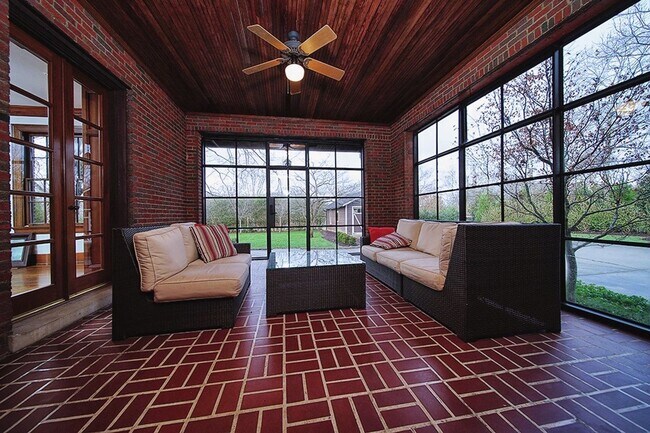 Building Photo - Stunning Tudor-style 4BR/3.5BA home in a prime, unbeatable location!