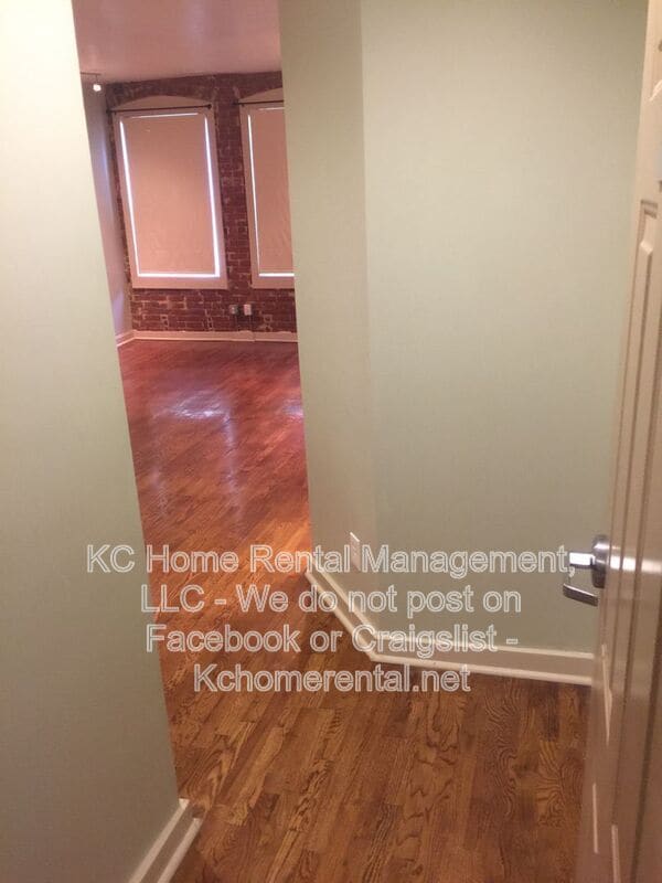 Building Photo - 200 E 43rd St