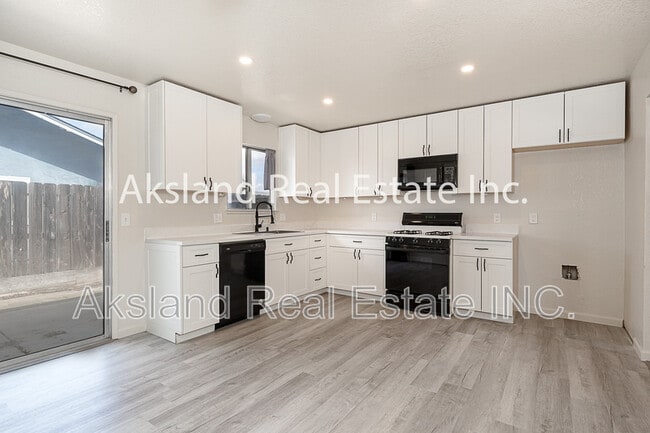 Building Photo - 354 Blossom Dr