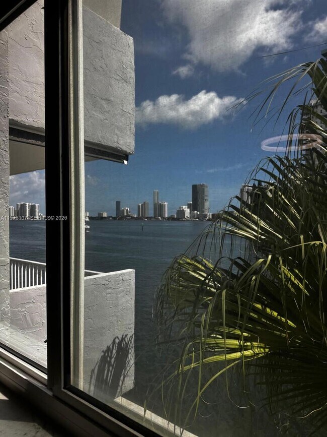 Building Photo - 4000 NE 170th St