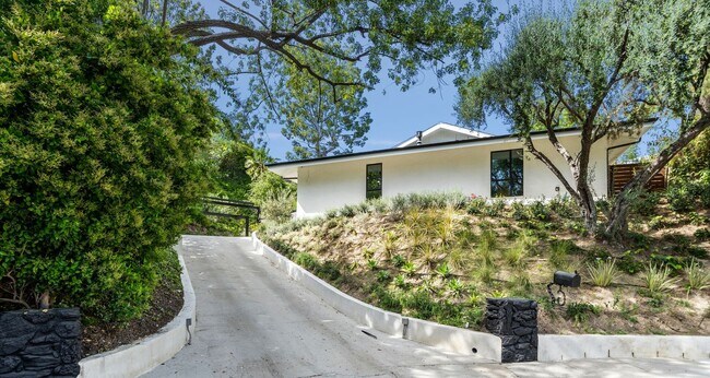Building Photo - 16105 Clear Oak Dr