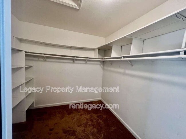 Building Photo - 2750 Parkview Terrace