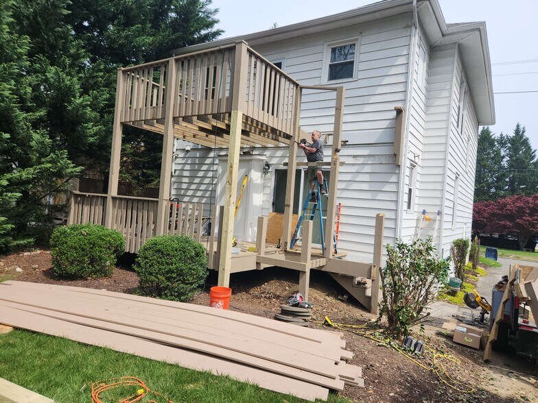 Rear, deck - 523 Arbutus Ave SE