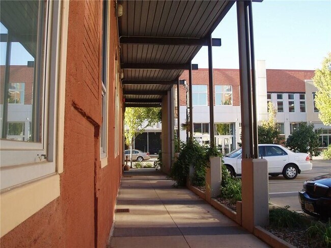 Building Photo - 507 E Locust St