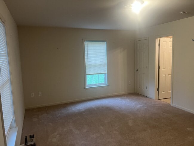Building Photo - Spacious End-Unit Townhouse with 3 Beds, 3...
