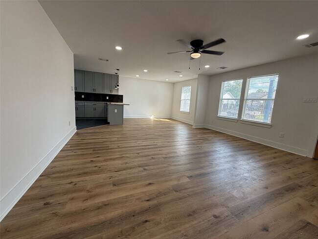 Building Photo - 611 N Eastwood St