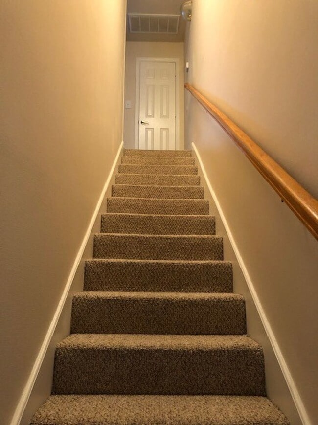 Building Photo - 2 BEDROOM 2.5 BATH TOWNHOME