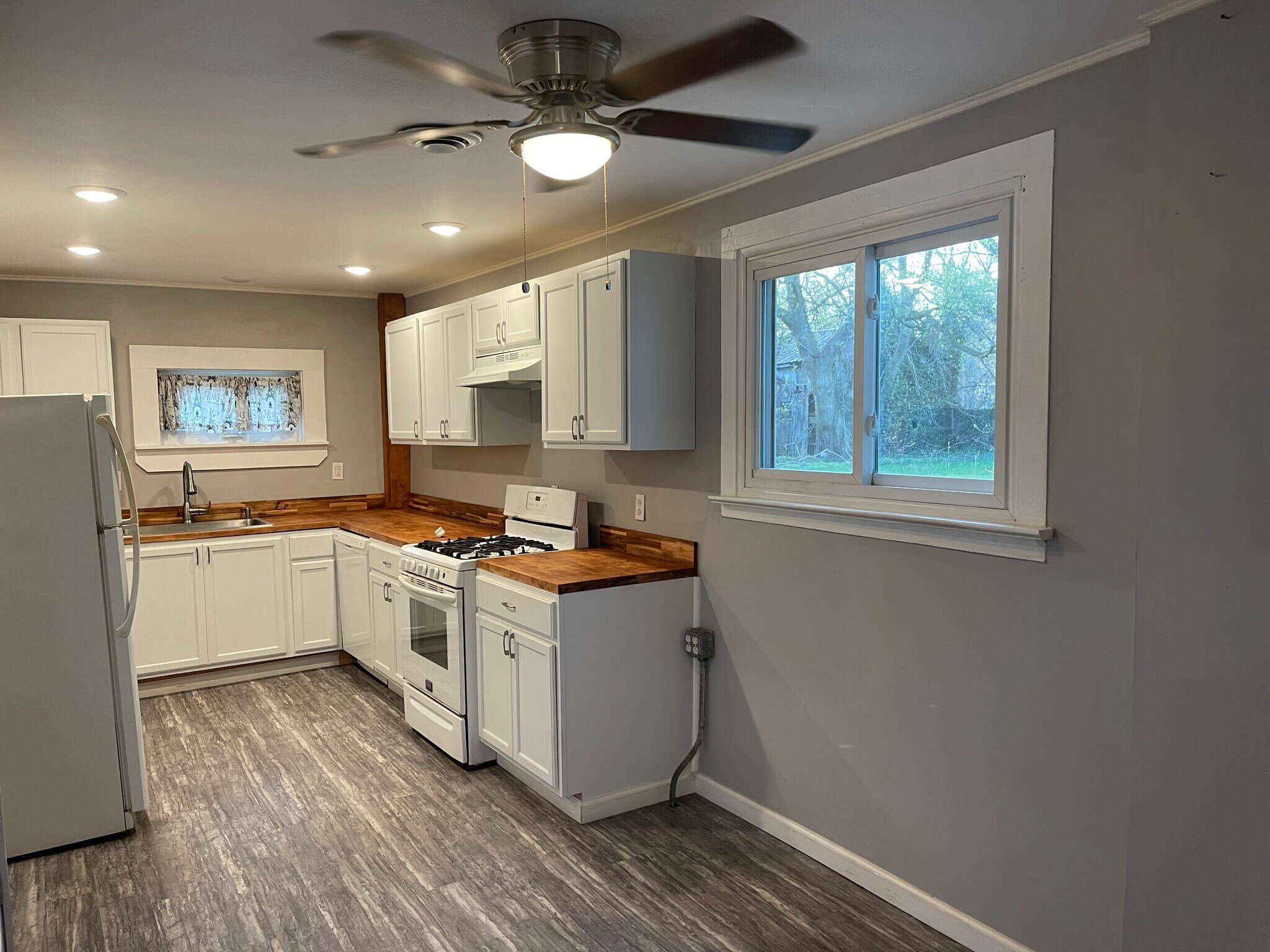 Building Photo - 1389 Broadway