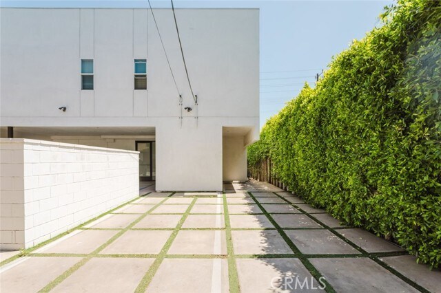 Building Photo - 13551 Burbank Blvd