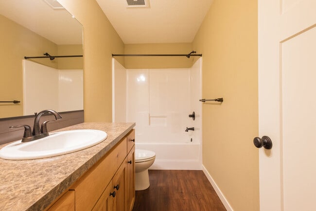 Building Photo - 4 Bedroom 2.5 Bath