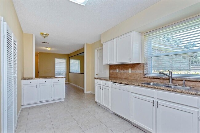 Building Photo - 2007 Highland Hills Dr