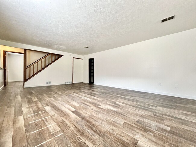 Building Photo - Four Bedroom Duplex in Kentwood