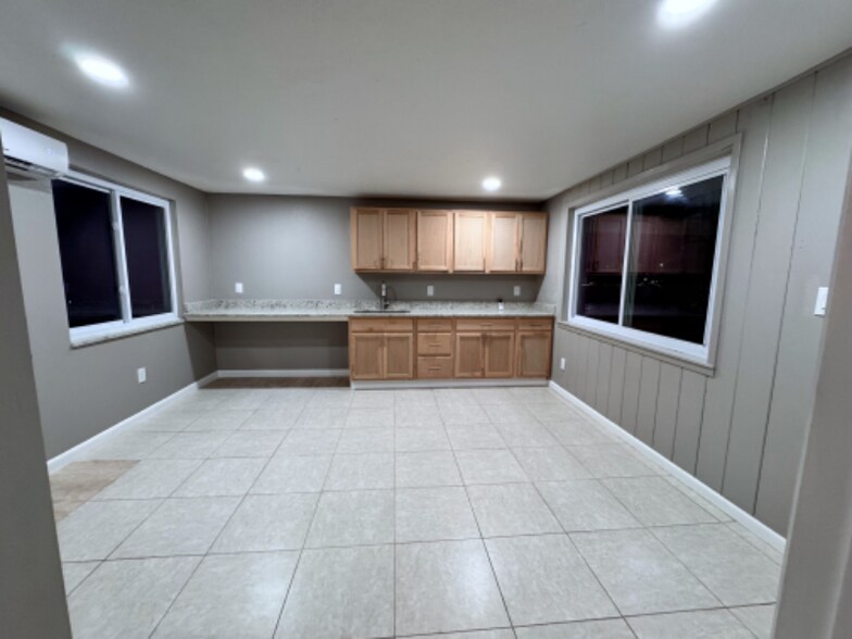Building Photo - 562 Hartley Pl