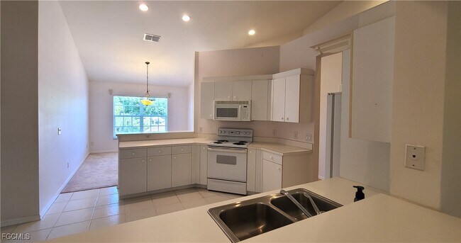 Building Photo - 14571 Daffodil Dr