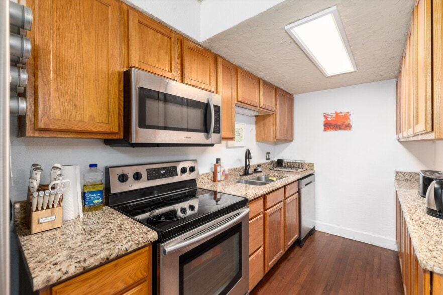 Building Photo - 857 S Van Gordon Ct
