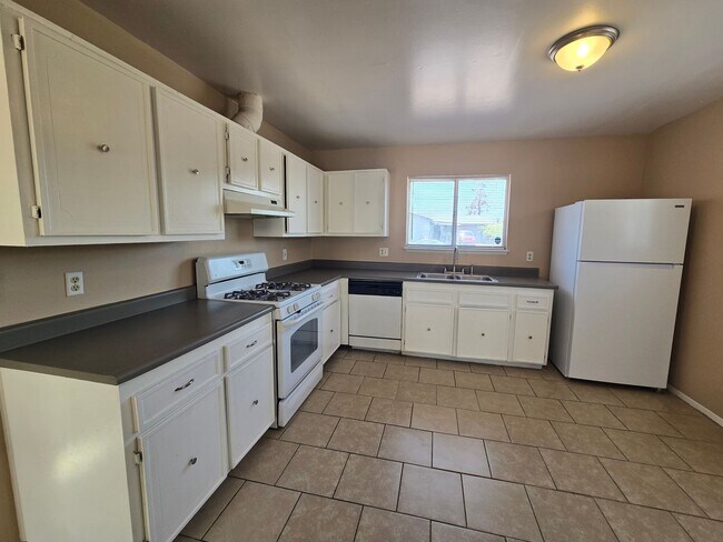 Building Photo - 3 Bedroom Home off of Hollywood– Now Offer...