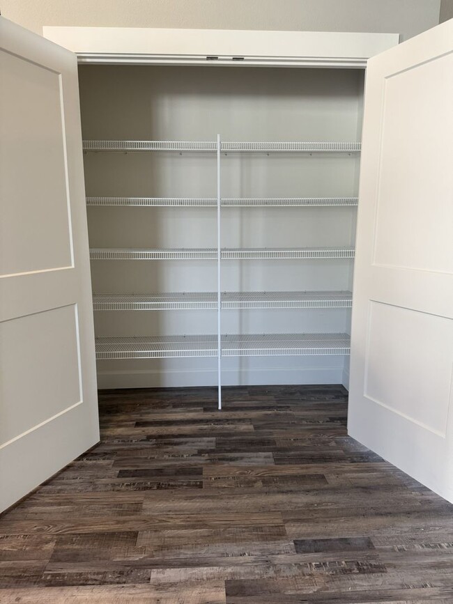 Building Photo - Lovely Open concept Low Maintenance