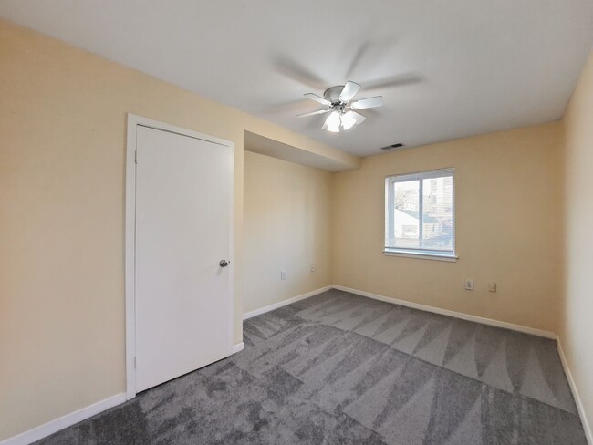 Building Photo - Bright & Spacious 2BR/2BA Otterbein Condo ...