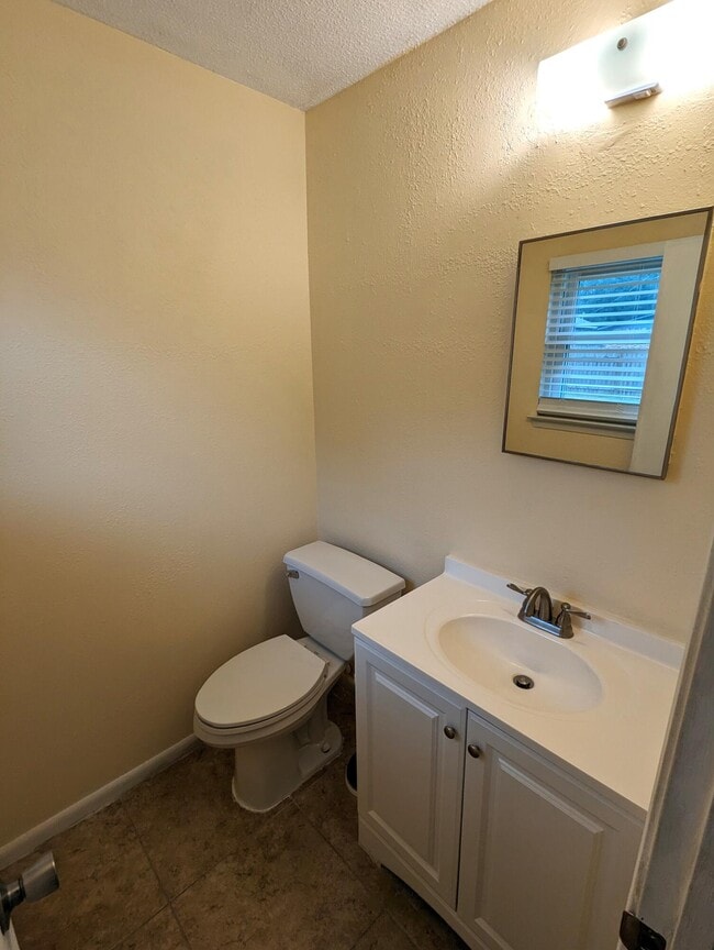 Building Photo - 1010 Pinetree Rd