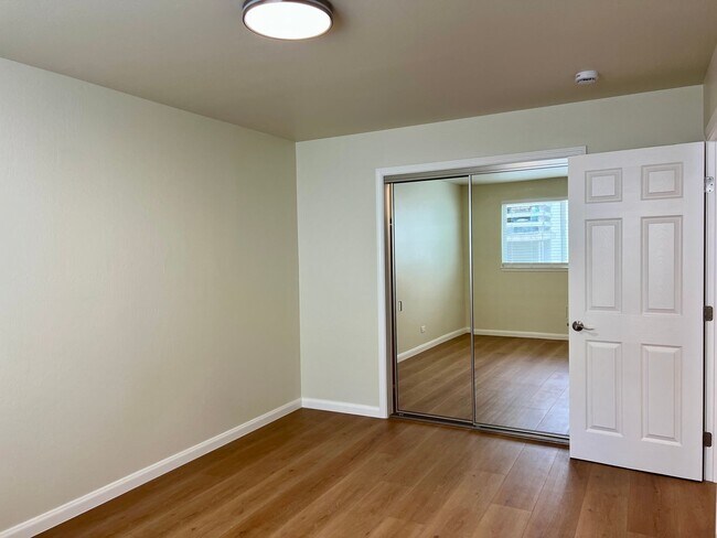 Building Photo - Light, bright & all NEW inside. Beautiful upgrades in this naturally bright 2 bd, 1 ba unit with ...