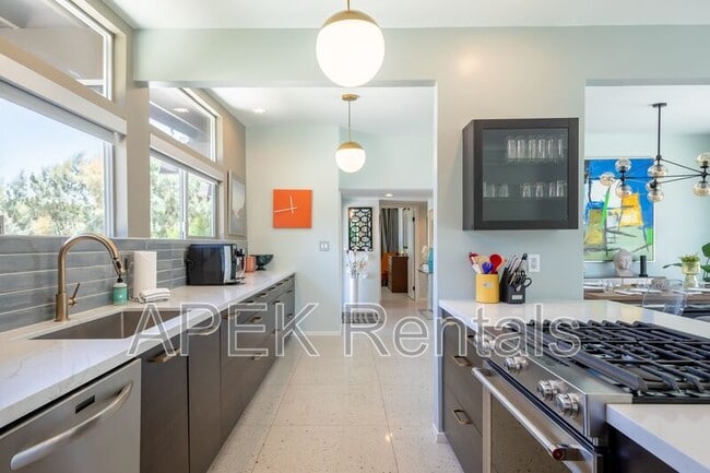 Building Photo - 2204 W Acacia Rd