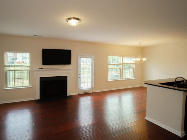 Building Photo - Minutes from Uptown!