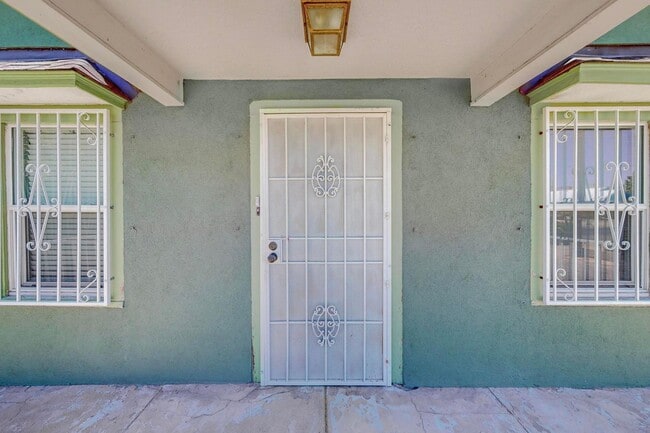 Building Photo - Two Bedroom One Bath home or sweet little ...
