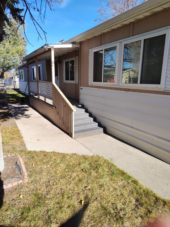 Building Photo - 1715 17th Ave S