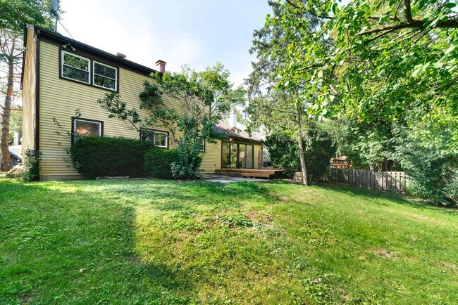 Building Photo - 887 Saybrook Ln
