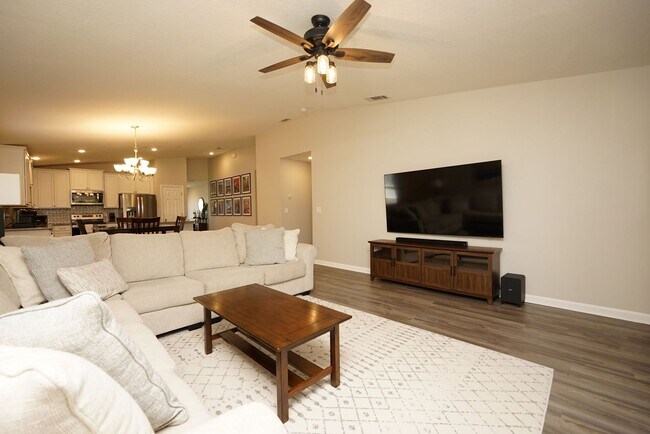 Building Photo - Central Freeport Location with Community Pool