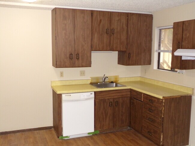 Building Photo - BCR - 2227 A Street - Nice 2 BR Apt