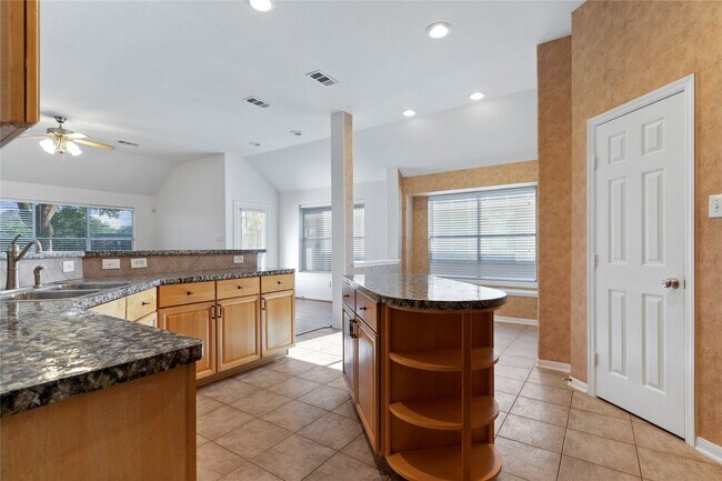 Building Photo - 3135 Stratford Bend Dr