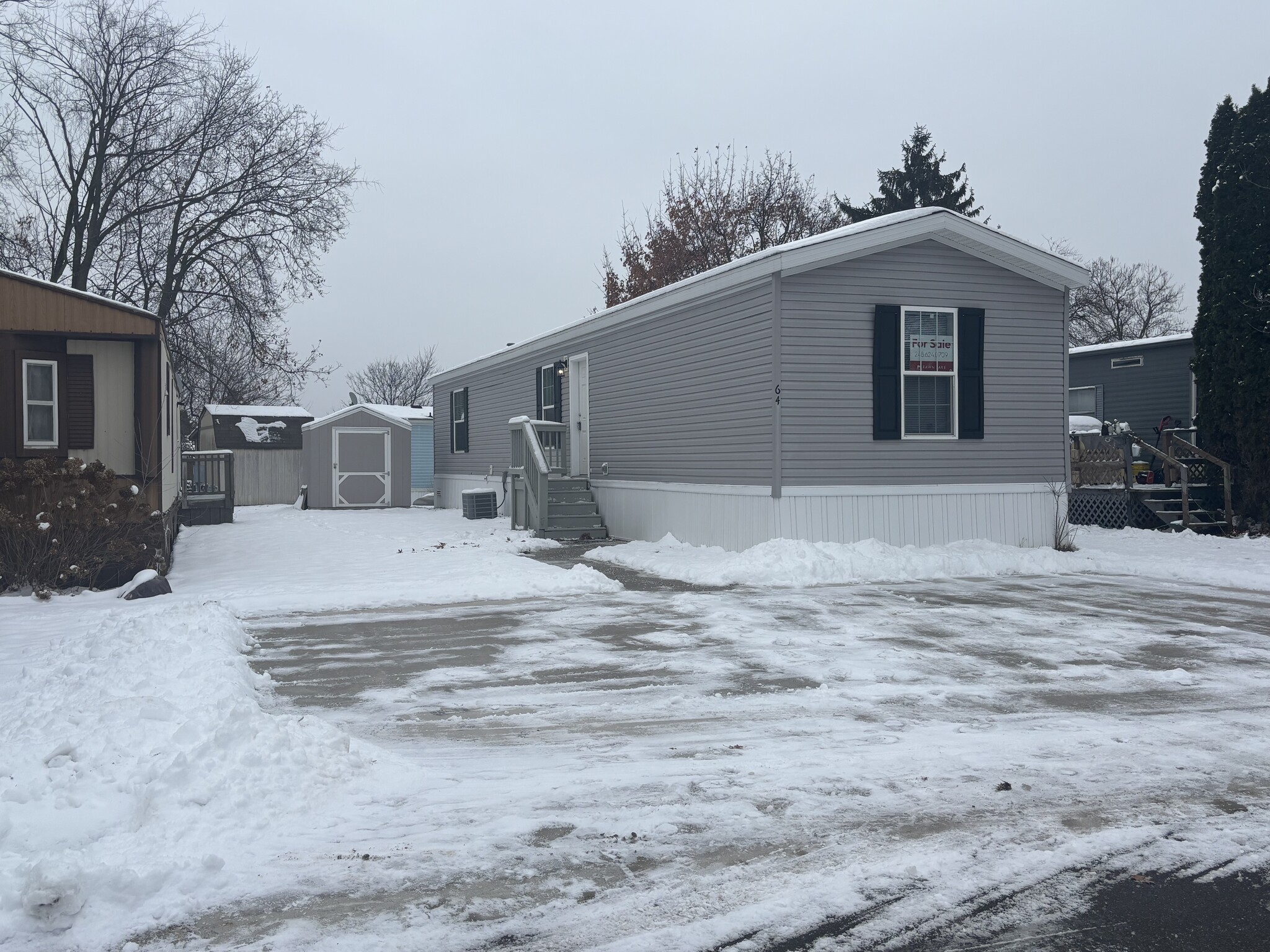 Building Photo - 831 N Pontiac Trail