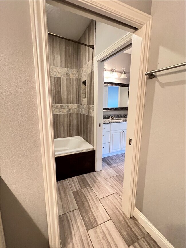 Building Photo - 2007 S Dixieland Rd