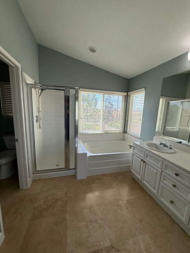 Building Photo - 635 Aliento Way
