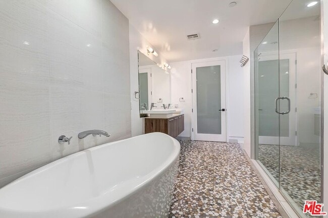 Building Photo - 225 S Hamilton Dr