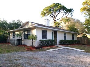 Building Photo - Cute Rental Home on Dead End Street w/large yard