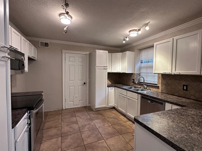 Building Photo - 186 Kona Dr