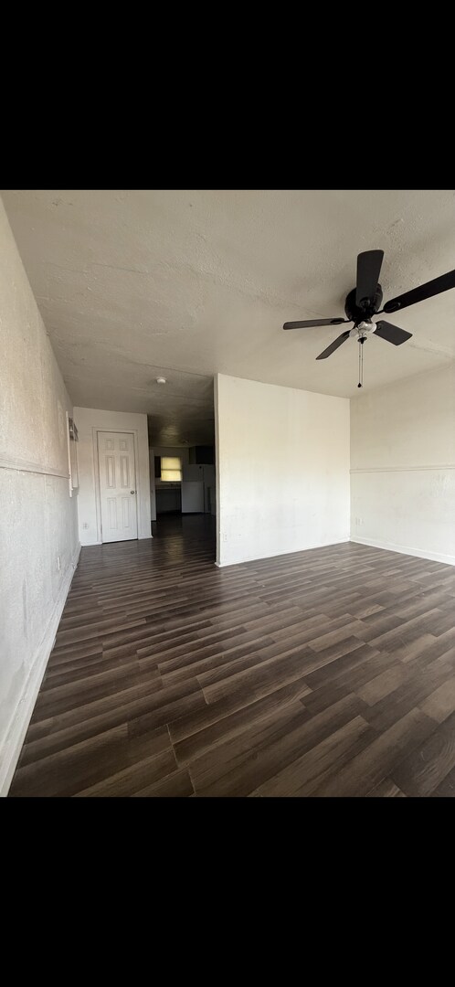 Building Photo - 613 W Avenue D