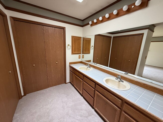 Building Photo - Beautiful Spacious Home in Mukilteo